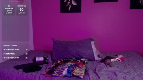 Snapshot of naturaltitss_ chatting on 01-19-25, 09:34 Gwen online show from 01-19-25, 09:34