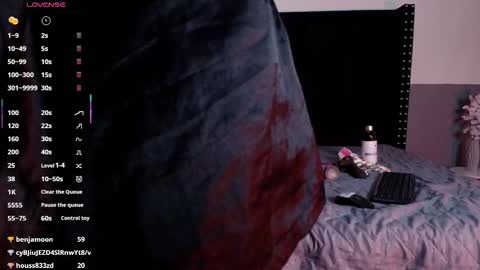 Snapshot of naturaltitss_ chatting on 02-13-25, 02:23 Gwen online show from 02-13-25, 02:23