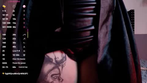 Snapshot of naturaltitss_ chatting on 02-13-25, 05:26 Gwen online show from 02-13-25, 05:26