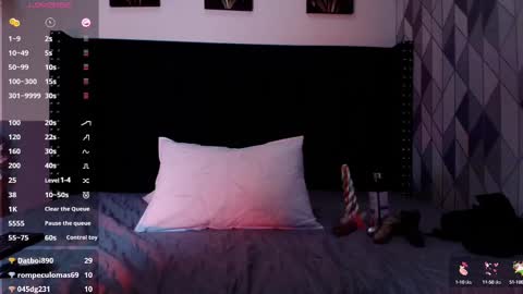 Snapshot of naturaltitss_ chatting on 02-28-25, 08:07 Gwen online show from 02-28-25, 08:07