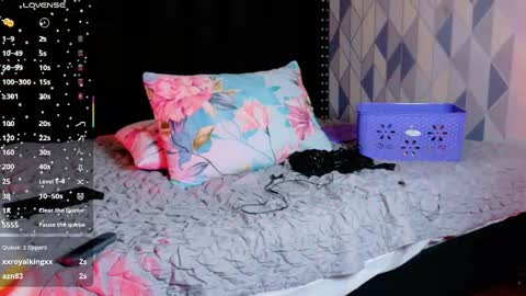 Snapshot of naturaltitss_ chatting on 10-08-25, 07:44 Gwen online show from 10-08-25, 07:44