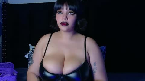 Snapshot of naturaltitss_ chatting on 04-30-26, 08:57 Gwen online show from 04-30-26, 08:57