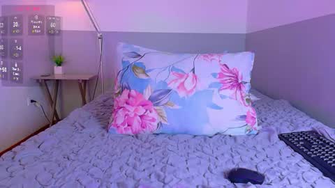 Snapshot of naturaltitss_ chatting on 06-23-26, 05:44 Gwen online show from 06-23-26, 05:44