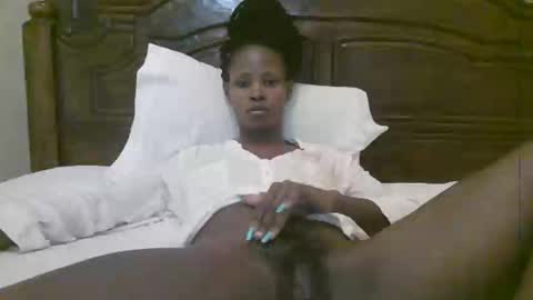 Snapshot of naughty_babe000 chatting on 12-21-25, 08:43 alisha online show from 12-21-25, 08:43