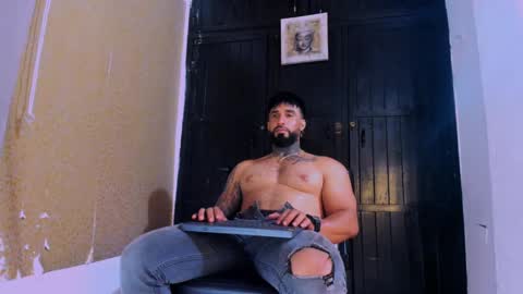 Snapshot of naughty_dominant chatting on 01-10-25, 03:39 Miller online show from 01-10-25, 03:39