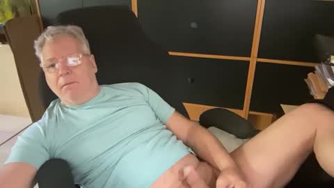 Snapshot of naughtydaddyla chatting on 03-01-25, 06:43 naughtydaddyla online show from 03-01-25, 06:43