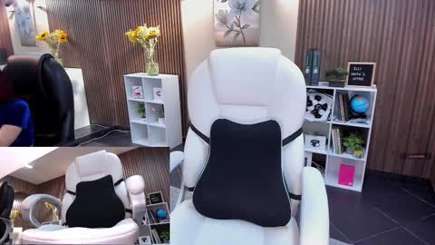 Snapshot of naugthyelli chatting on 10-14-25, 07:47 online show from 10-14-25, 07:47