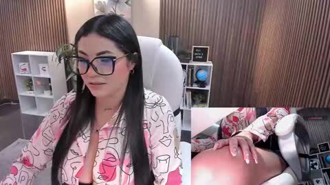 Snapshot of naugthyelli chatting on 10-21-25, 09:48 online show from 10-21-25, 09:48