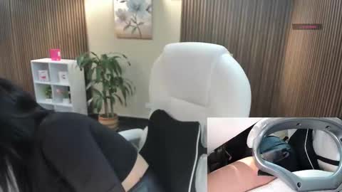 Snapshot of naugthyelli chatting on 10-27-25, 07:18 online show from 10-27-25, 07:18