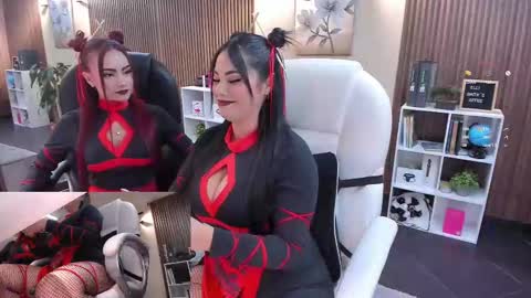 Snapshot of naugthyelli chatting on 10-31-25, 10:11 online show from 10-31-25, 10:11