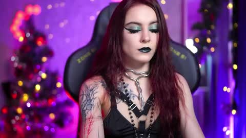 Snapshot of nelle_ chatting on 12-20-25, 11:17 online show from 12-20-25, 11:17