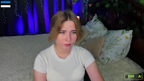 Snapshot of nellie_moans chatting on 11-28-25, 01:03 Nellie online show from 11-28-25, 01:03