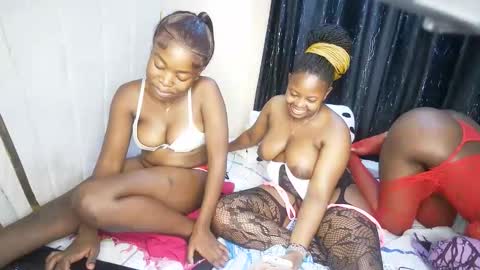 Snapshot of nellyeluxe chatting on 12-19-25, 01:12 nellyeluxe online show from 12-19-25, 01:12