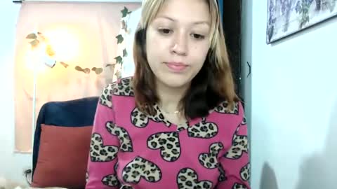 Snapshot of nena_lov chatting on 03-10-25, 01:45 Star online show from 03-10-25, 01:45