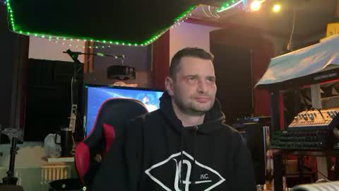 Snapshot of newcouple2023 chatting on 12-16-25, 06:35 newguy2025 online show from 12-16-25, 06:35