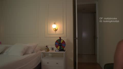 Snapshot of newmollybrooke chatting on 09-24-25, 11:08 all my links Here online show from 09-24-25, 11:08