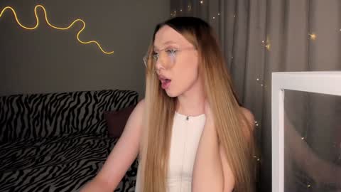 Mina online show from 12-05-24, 12:33