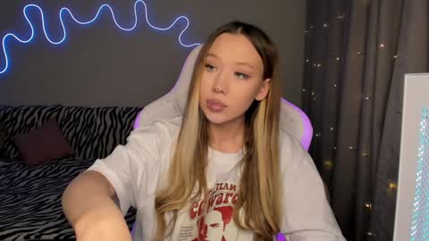 Mina online show from 12-17-24, 02:55