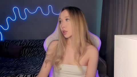 Mina online show from 02-10-25, 12:08