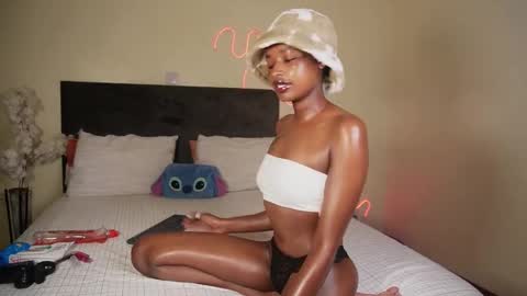 kikiNiaAria online show from 12-23-24, 08:44