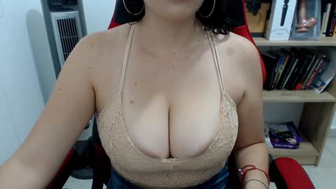 Snapshot of nice_saraa chatting on 01-12-25, 03:46 sara online show from 01-12-25, 03:46