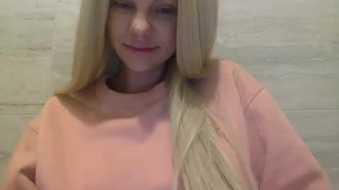 Snapshot of nicecolddrink2 chatting on 10-16-25, 10:38 Amber online show from 10-16-25, 10:38