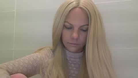 Snapshot of nicecolddrink2 chatting on 10-25-25, 09:28 Amber online show from 10-25-25, 09:28