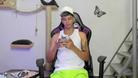 Snapshot of nick_greey chatting on 05-13-26, 09:11 Frank online show from 05-13-26, 09:11