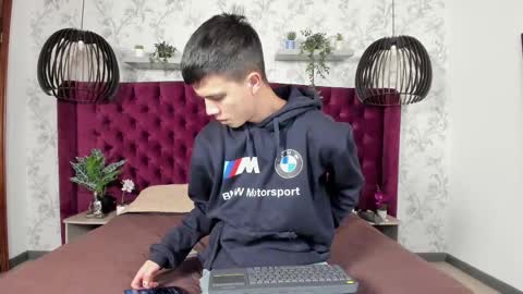 Snapshot of nick_torn chatting on 09-11-25, 11:43 Nick online show from 09-11-25, 11:43