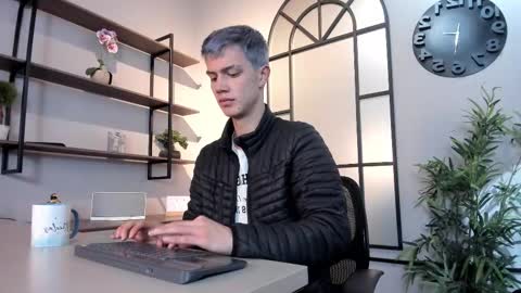 Snapshot of nick_torn chatting on 10-04-25, 12:14 Nick online show from 10-04-25, 12:14