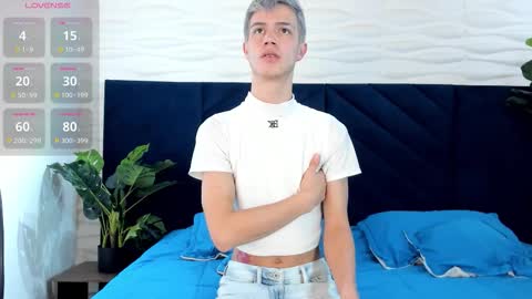 Snapshot of nick_torn chatting on 10-17-25, 11:46 Nick online show from 10-17-25, 11:46