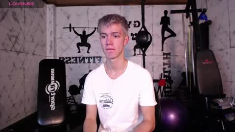 Snapshot of nick_torn chatting on 10-20-25, 12:05 Nick online show from 10-20-25, 12:05