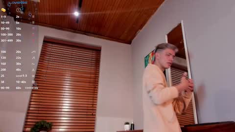 Snapshot of nick_torn chatting on 10-27-25, 12:42 Nick online show from 10-27-25, 12:42