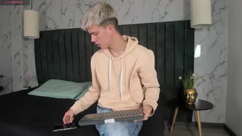 Snapshot of nick_torn chatting on 11-08-25, 11:43 Nick online show from 11-08-25, 11:43