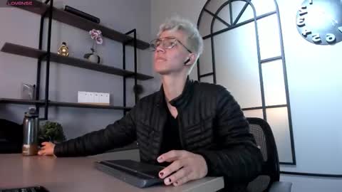 Snapshot of nick_torn chatting on 11-28-25, 01:25 Nick online show from 11-28-25, 01:25