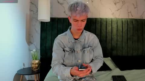 Snapshot of nick_torn chatting on 12-15-25, 12:20 Nick online show from 12-15-25, 12:20