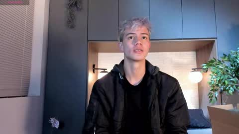 Snapshot of nick_torn chatting on 12-18-25, 12:00 Nick online show from 12-18-25, 12:00