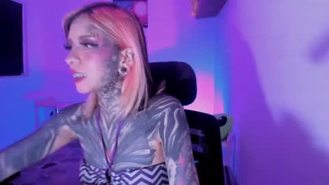 Snapshot of nicki_1 chatting on 07-27-26, 03:57 Help me reach 100 thumbs up online show from 07-27-26, 03:57