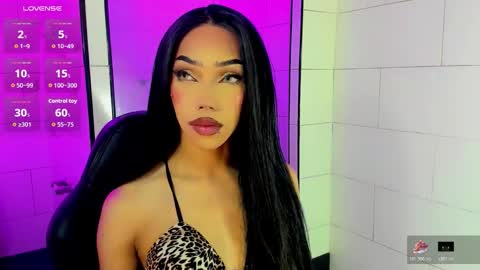 Snapshot of nickynoa chatting on 10-31-25, 07:31 Nicky online show from 10-31-25, 07:31