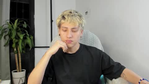 Snapshot of nico_nico_xd chatting on 10-18-25, 02:47 Nico online show from 10-18-25, 02:47