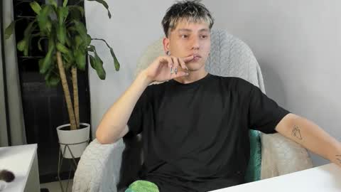 Snapshot of nico_nico_xd chatting on 11-17-25, 04:29 Nico online show from 11-17-25, 04:29