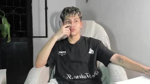 Snapshot of nico_nico_xd chatting on 12-14-25, 11:31 Nico online show from 12-14-25, 11:31