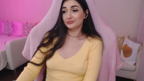 Nicole Online at about after 1000  6  UK time or 900  - 500  UK time it approximate time interval online show from 12-18-24, 01:37