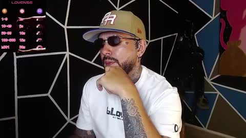 nicolas online show from 11-24-25, 01:49