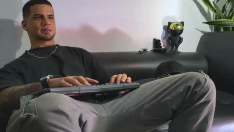 Snapshot of nicolas_veiny chatting on 11-26-25, 03:40 Nicolas online show from 11-26-25, 03:40