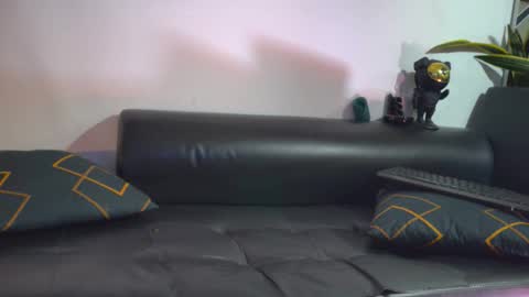 Snapshot of nicolas_veiny chatting on 12-17-25, 02:17 Nicolas online show from 12-17-25, 02:17