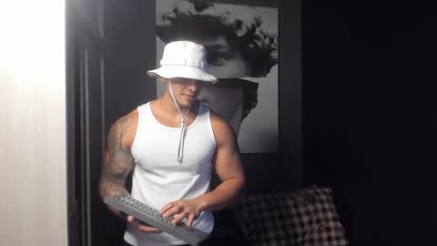 Snapshot of nicolasmuscle chatting on 12-16-25, 04:56 Andres online show from 12-16-25, 04:56