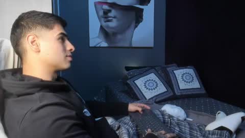 Snapshot of nicolasmuscle chatting on 03-08-26, 04:33 Andres online show from 03-08-26, 04:33