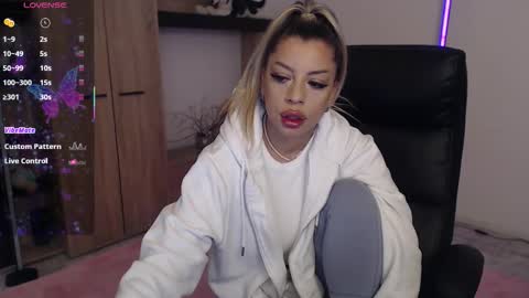 Snapshot of nicole___19 chatting on 12-02-25, 03:40 Nico online show from 12-02-25, 03:40