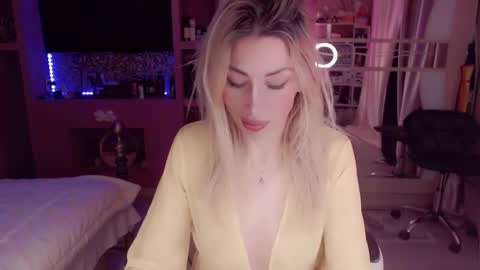 Snapshot of nicole_g0ld_ chatting on 01-10-26, 11:31 Nicole online show from 01-10-26, 11:31